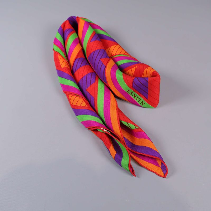 Sjal rullad och vikt i klara färger