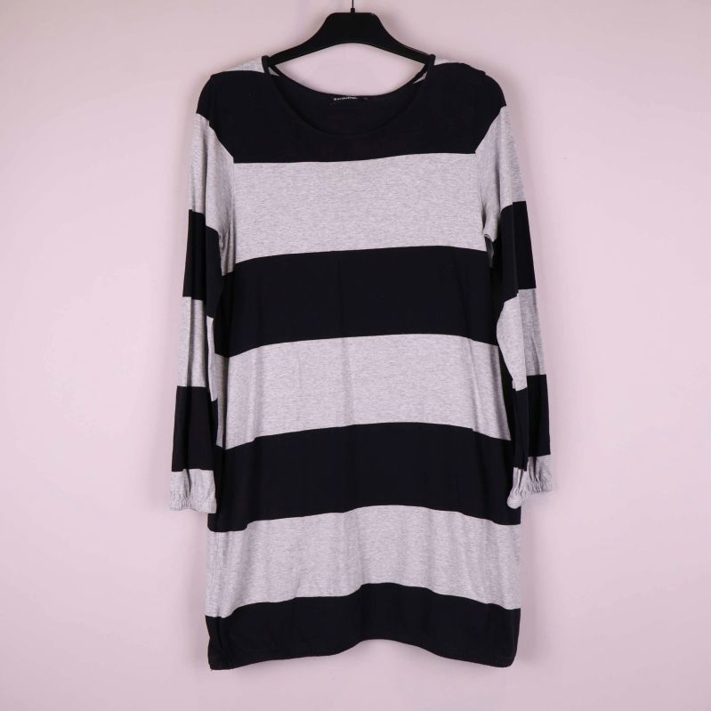 Framsida av långärmad tunika med breda svarta och grå ränder