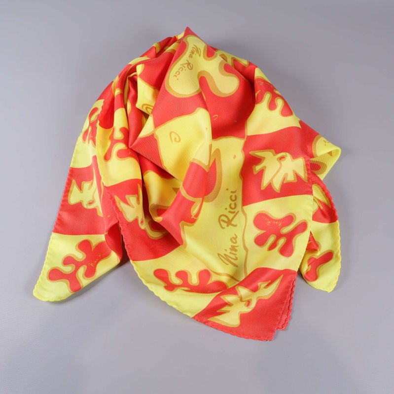 Scarf veckad på bordet med synlig signatur och mönster