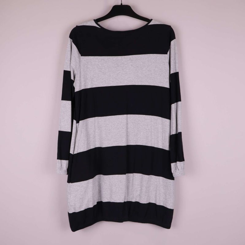 Baksida av långärmad tunika med svarta och grå blockränder