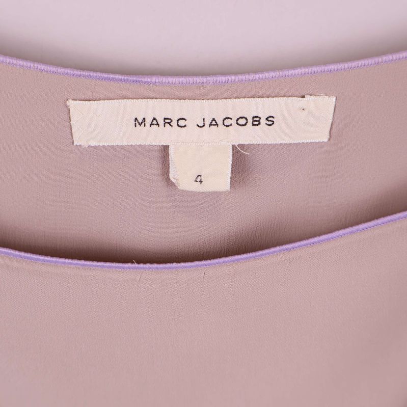 Närbild av vit etikett med Marc Jacobs och storlek fyra