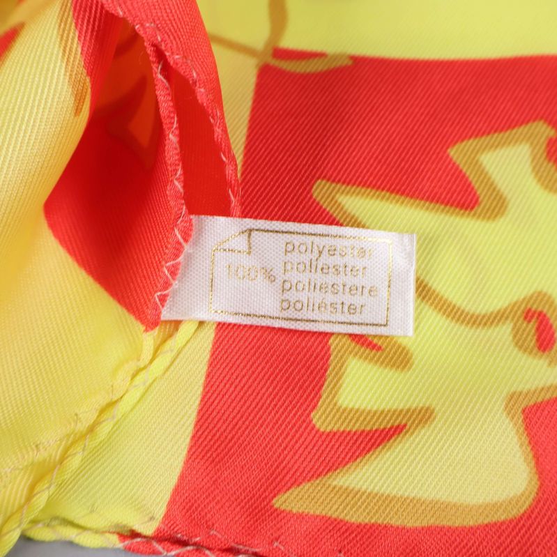 Etikett med materialangivelse 100% polyester i närbild