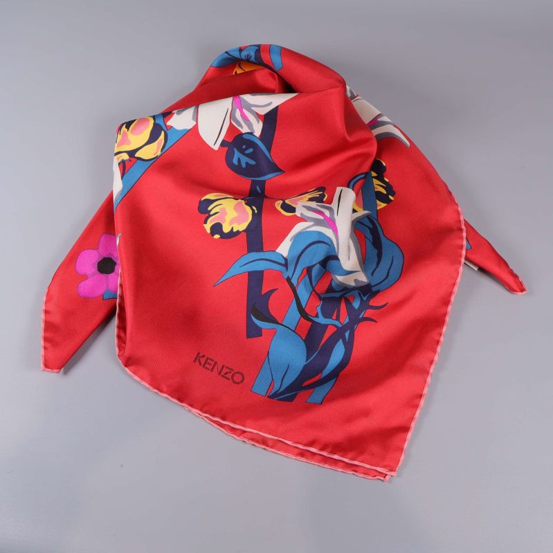 Scarfen vikt i trekant där Kenzo-loggan syns