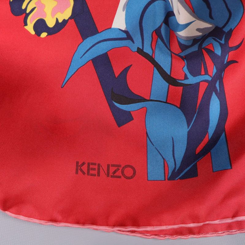 Närbild på Kenzo-logga tryckt i hörnet av scarfen