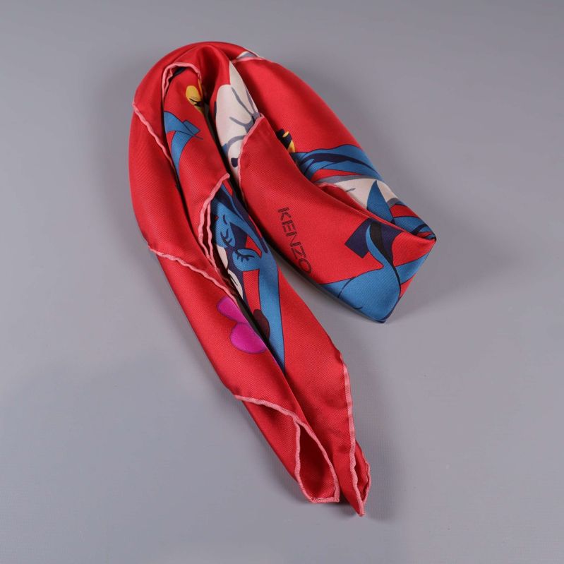 Scarfen vikt och rullad för att visa tygets glans