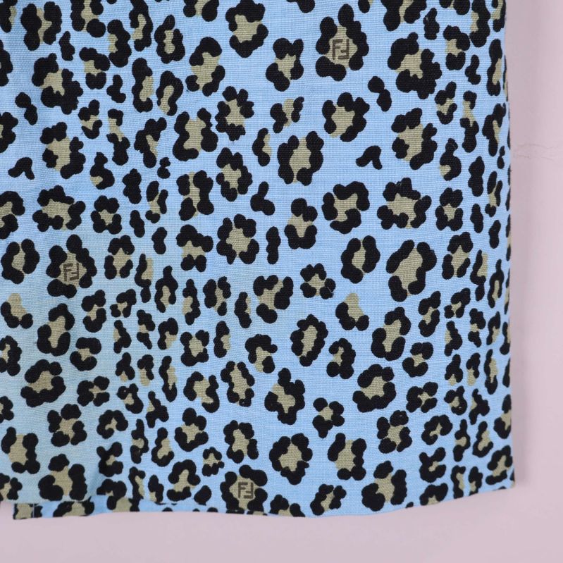 Detaljbild nedre delen av kjol med leopardmönster och Fendi-logotyper