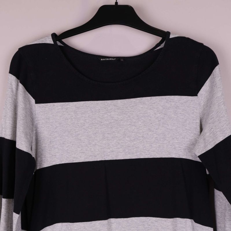 Närbild av halsringning och överdel på randig tunika