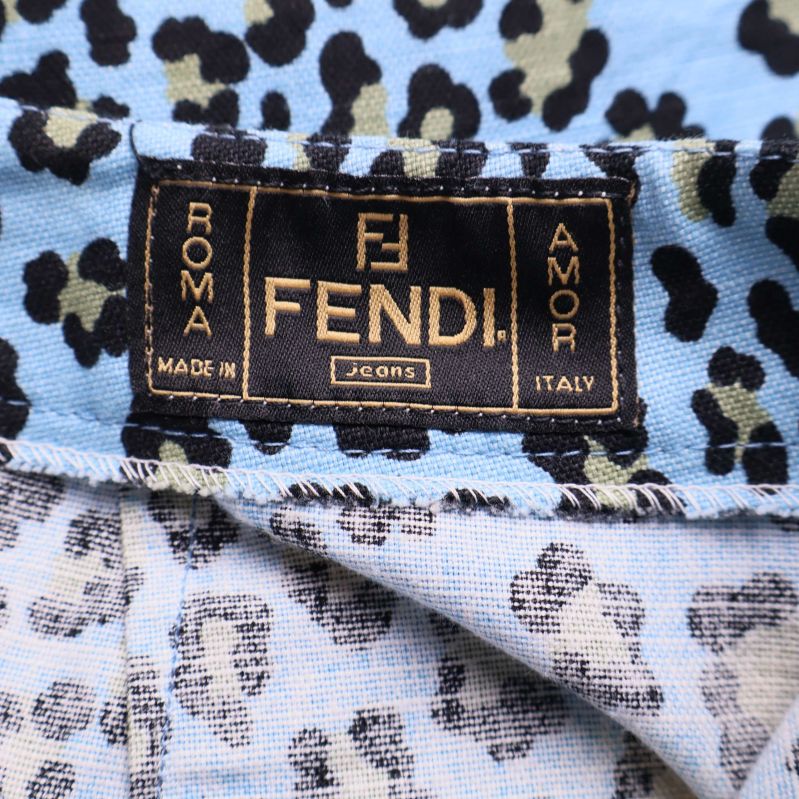 Närbild på svart Fendi-etikett insydd i kjolens midja