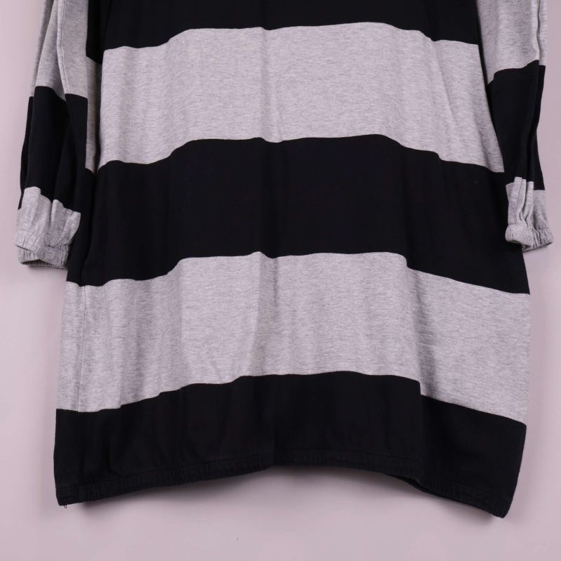 Närbild av nederdel på tunikan med breda ränder