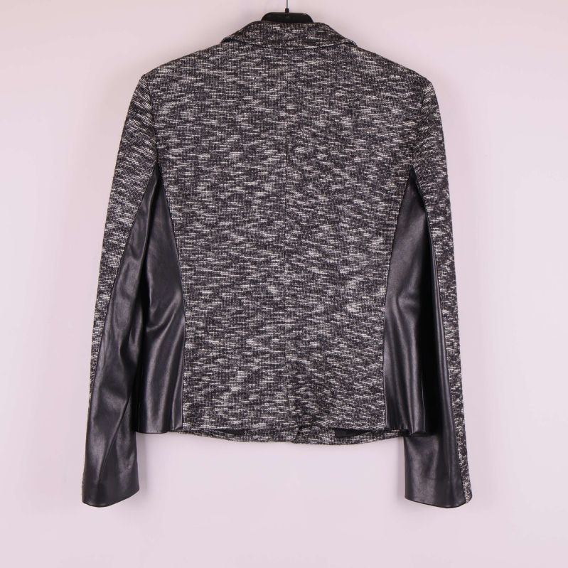 Baksidan av kavaj med kontrasterande svarta paneler