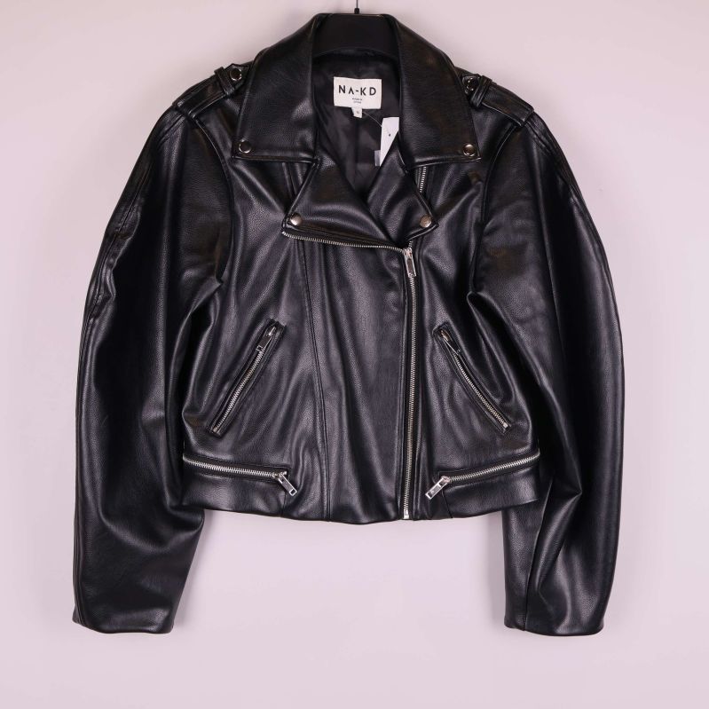 Kort svart bikerjacka med dragkedjor framtill