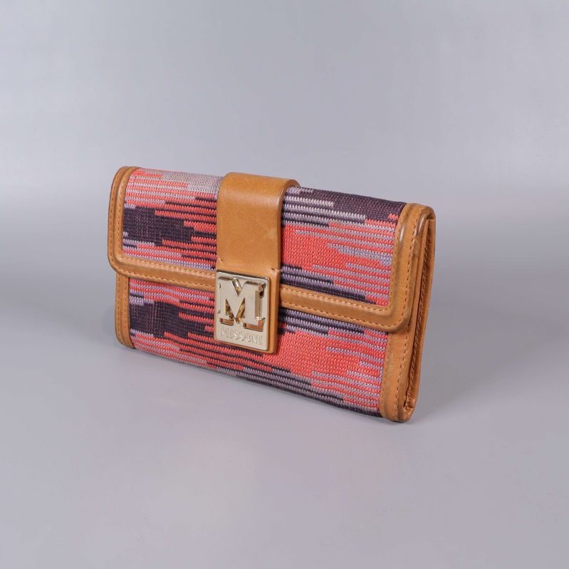 Plånbok med mönster och M Missoni-spänne framifrån
