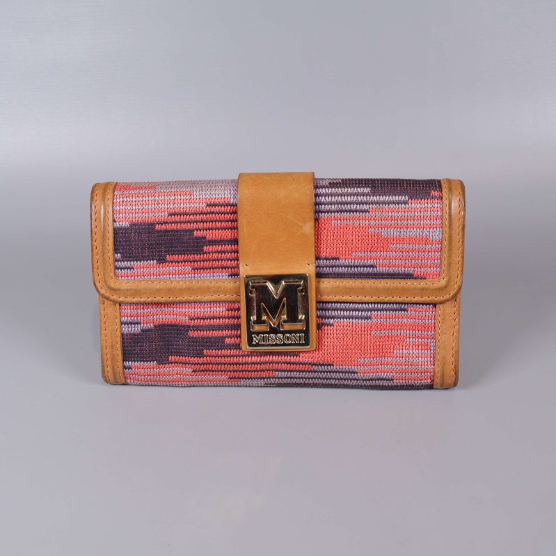 Plånboken visad rakt framifrån 