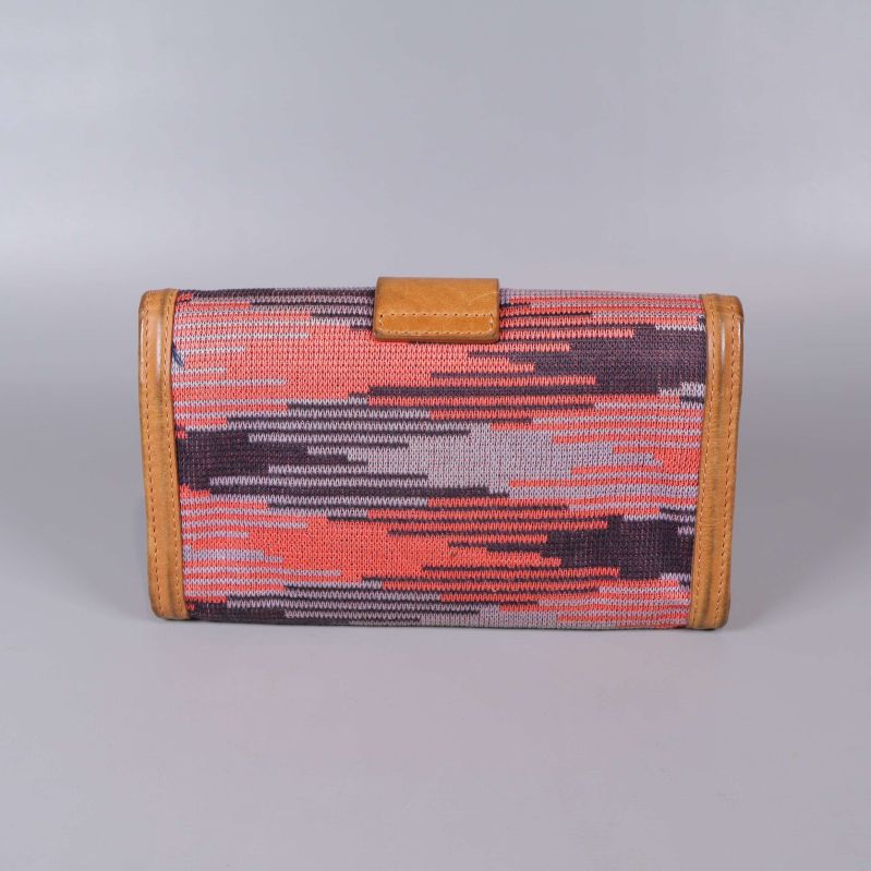 Plånbokens baksida med flerfärgat mönster och läderkant
