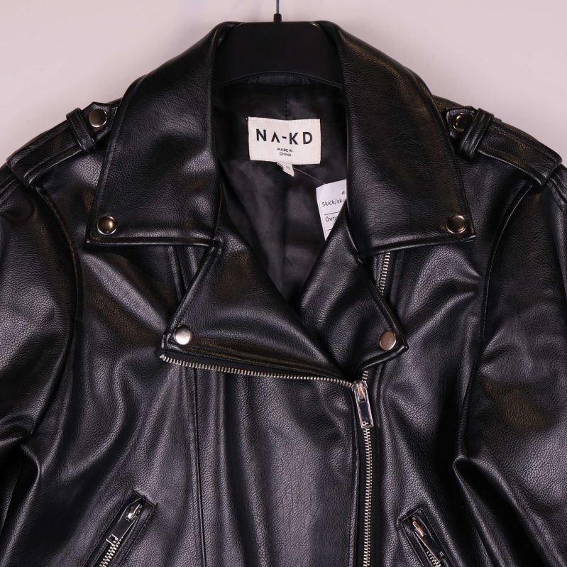 Närbild på krage och axelklaffar med metallknappar