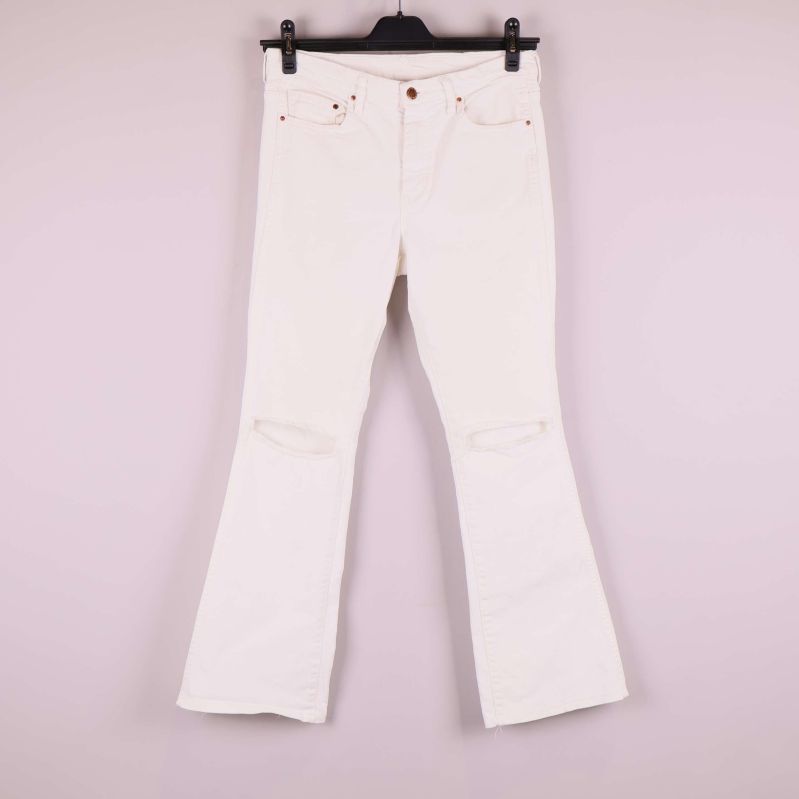 Framifrånvy av gräddvita flared jeans med hög midja