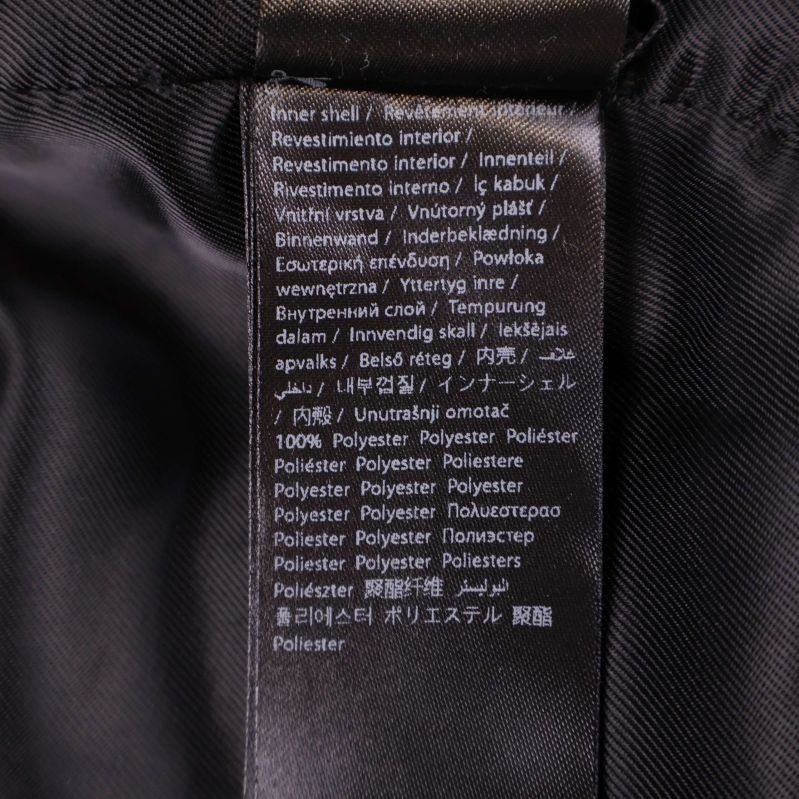 Materiallapp som visar fodret är 100% polyester