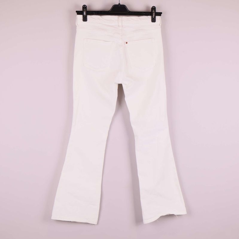 Baksidan av gräddvita flared jeans med två bakfickor