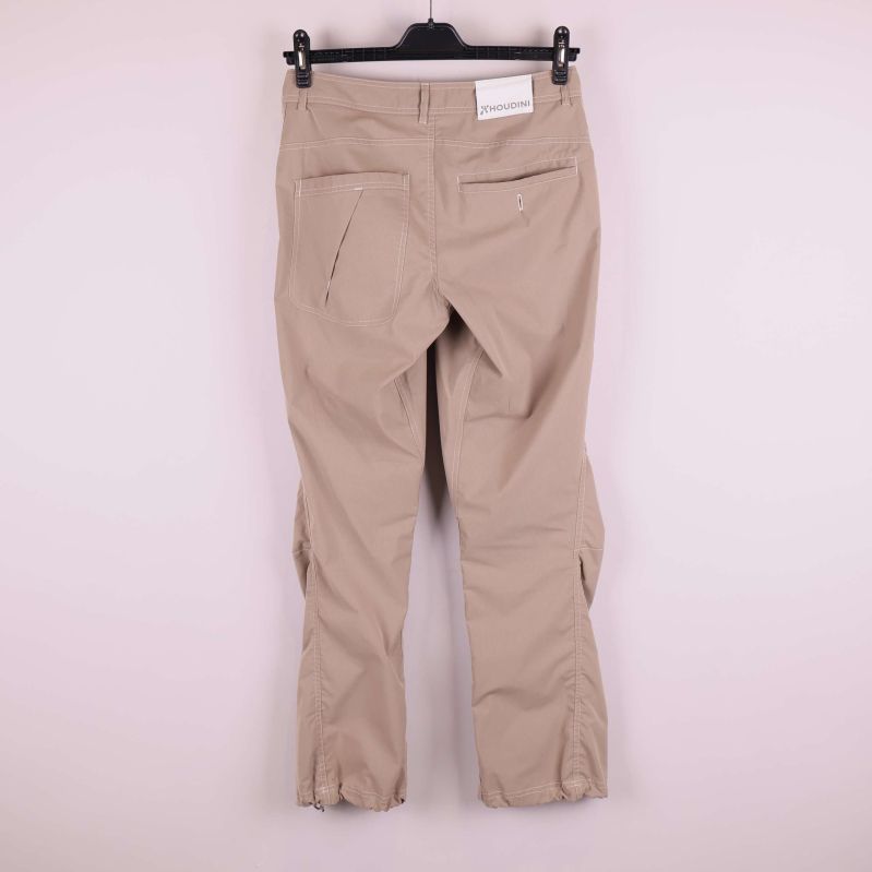 Baksidan av beiga byxor med synliga bakfickor