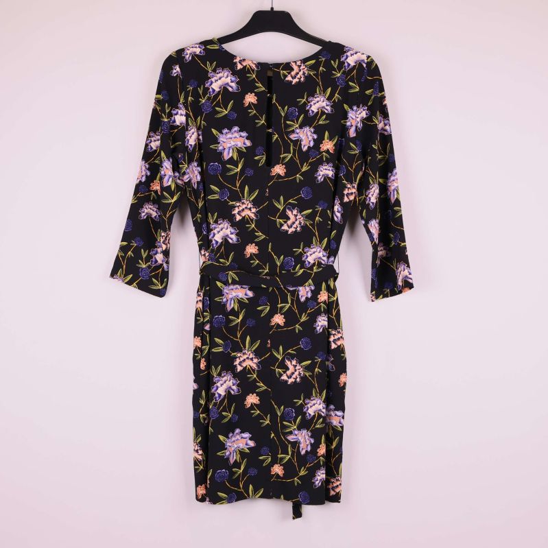 Baksidan av svart klänning med färgglatt blommönster