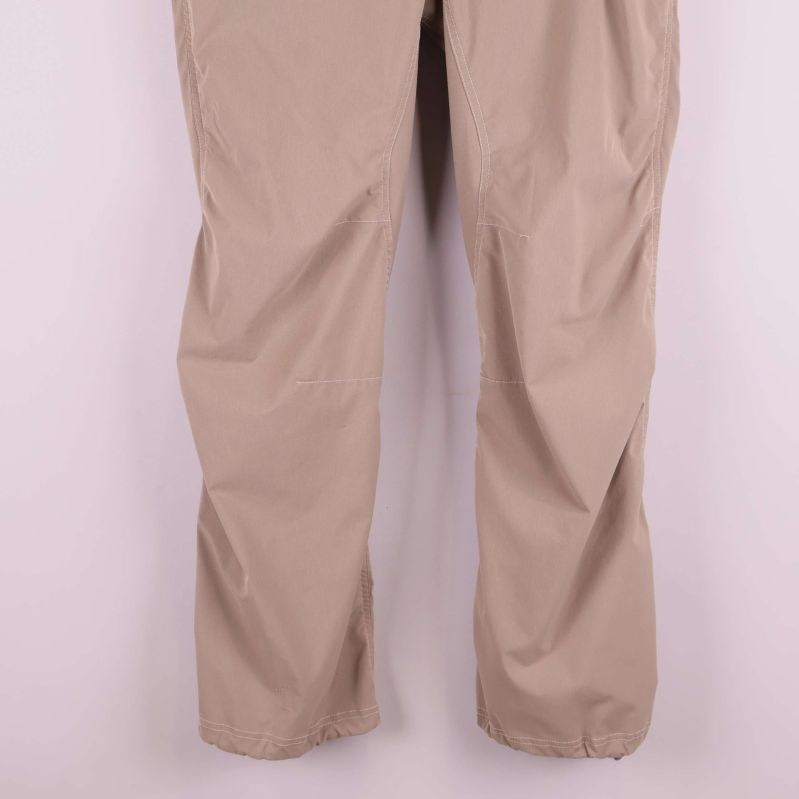 Benens nedre del på de beiga byxorna