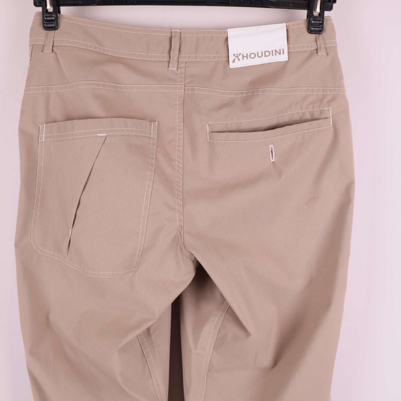 Baksida byxor med detaljerade sömmar och bakfickor