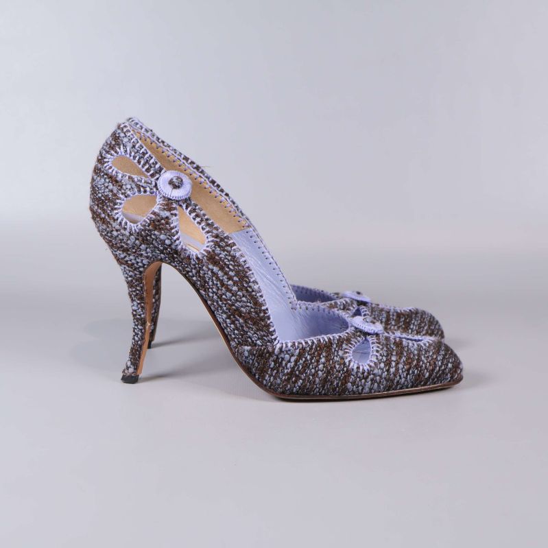 Stilettklackar med spetsig tå i profil