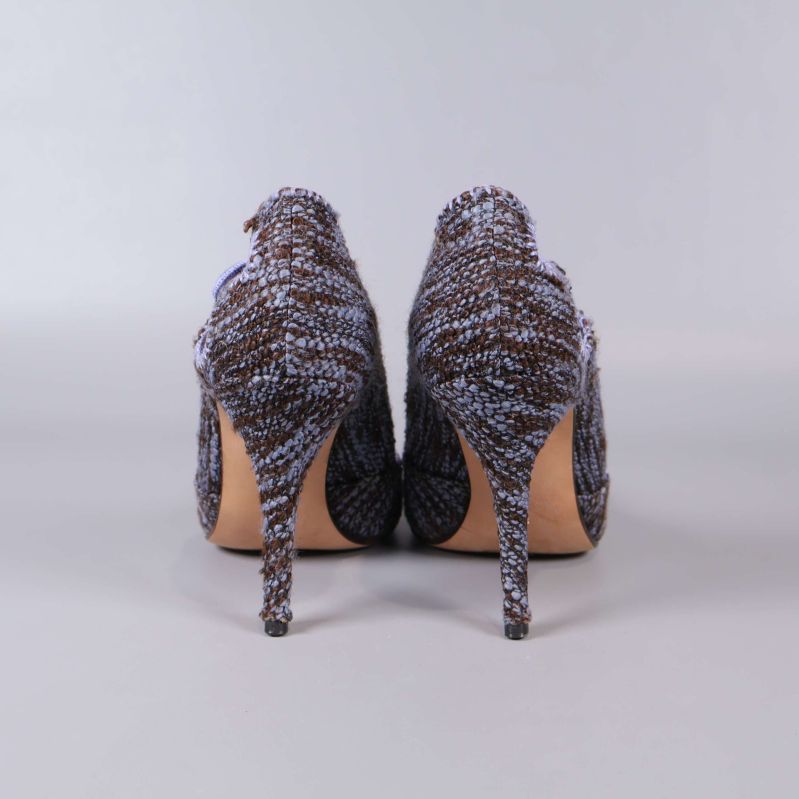 Baksida av klackskor med brunlila mönster