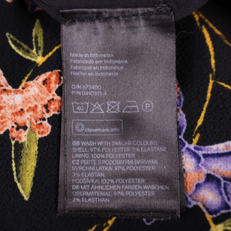 Materialetikett visar polyester och elastan i klänningen