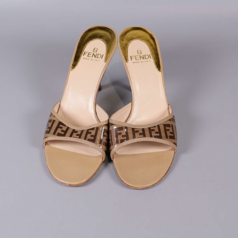 Fendi slip-in sandaler sedda uppifrån med tydlig logotyp