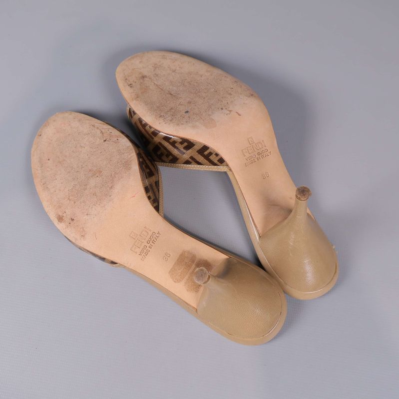 Undersida av sandaler med synliga slitage