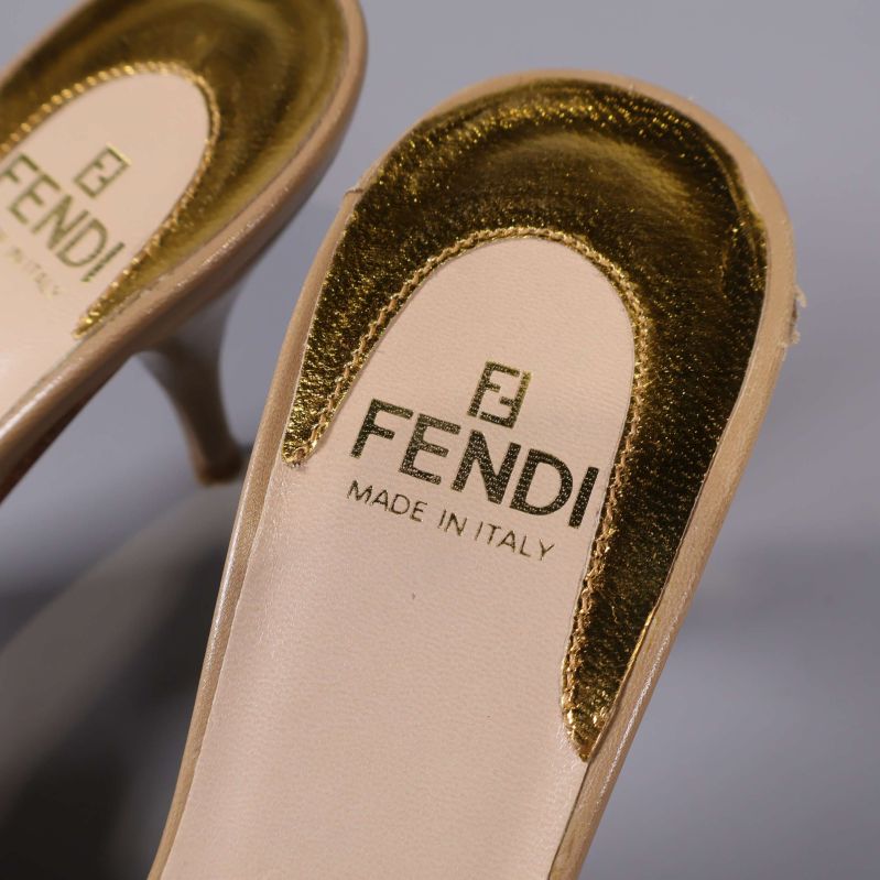 Innersula med Fendi-logo och gulddetalj