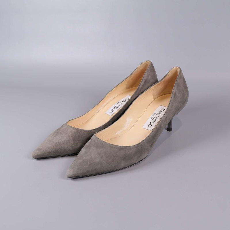 Par klassiska grå mockapumps med låg klack