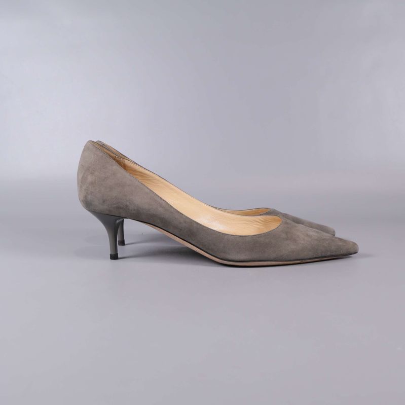 Grå mockapumps från sidan med låg klack