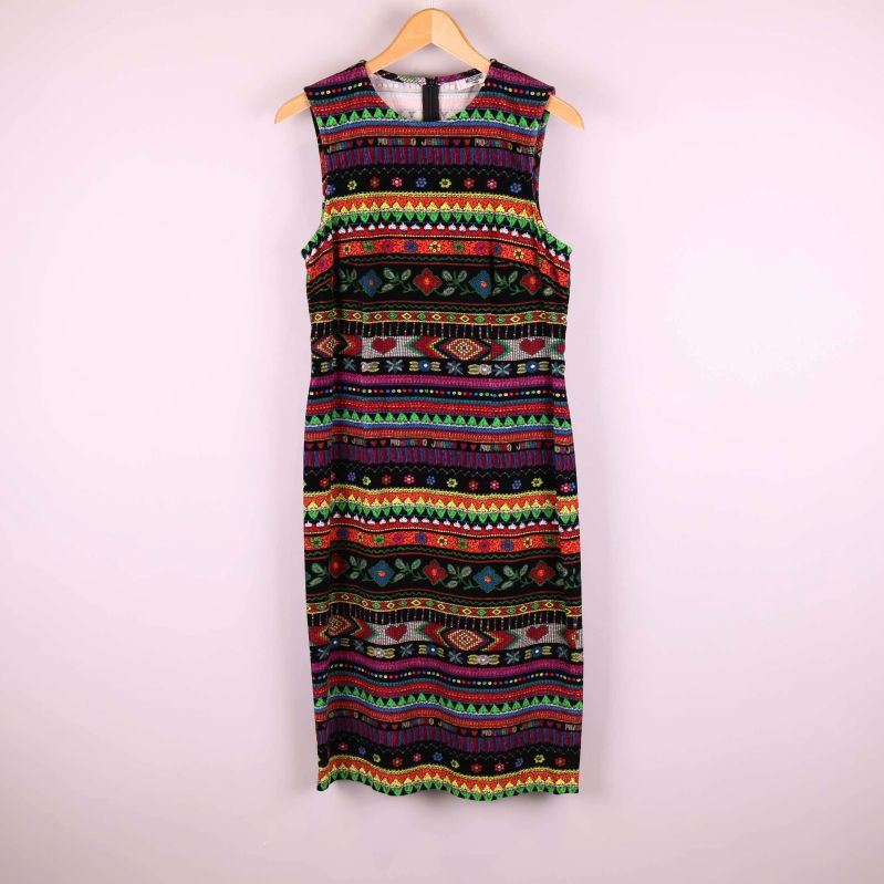 Färgstark midiklänning med grafiskt mönster