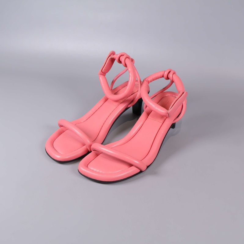 Rosa sandaler med låg klack och vadderade remmar