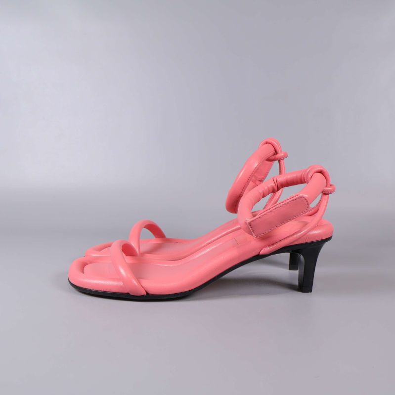 Profilvy av rosa sandal med svart klack