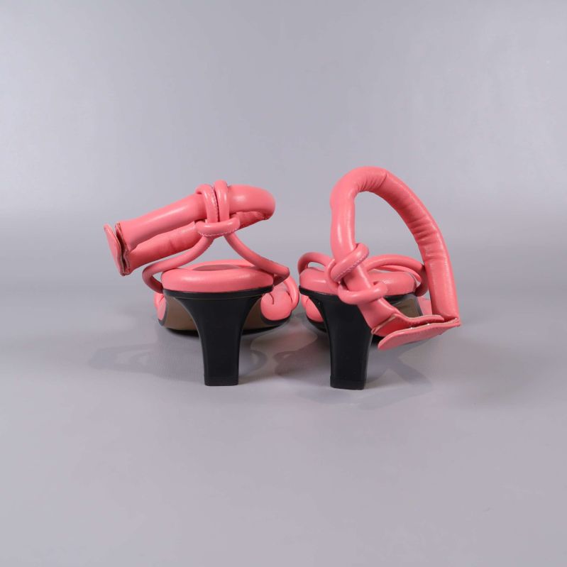 Baksida av sandaler visar klack och häl