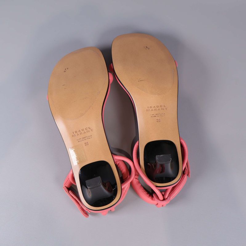 Undersida av sandaler med märkning och logotyp