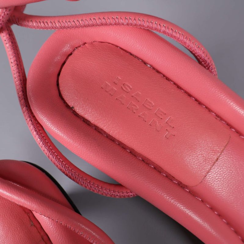 Närbild på innersula med Isabel Marant-logotyp