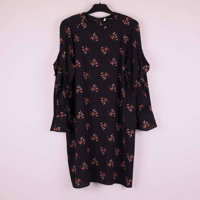 Svart klänning med färgglatt blommigt mönster och volanger framifrån