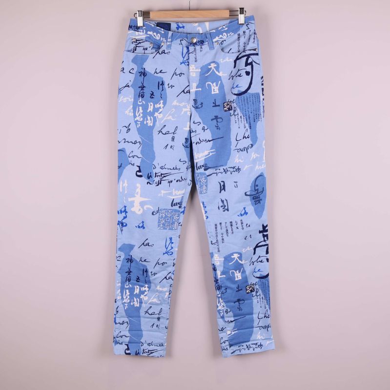 Framsida av blå Kenzo jeans med grafiskt mönster