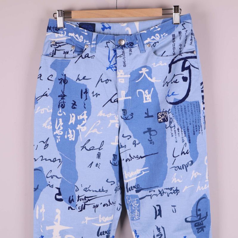 Framdel av jeans med tryck och detaljnivå