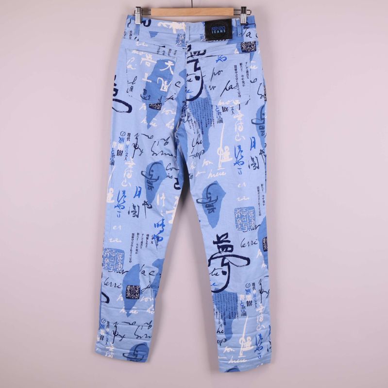 Baksida av blå Kenzo jeans med mönster och etikett