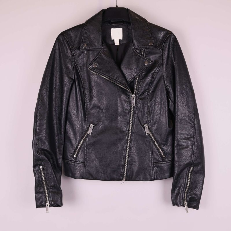 Svart skinnjacka med sned dragkedja och fickor