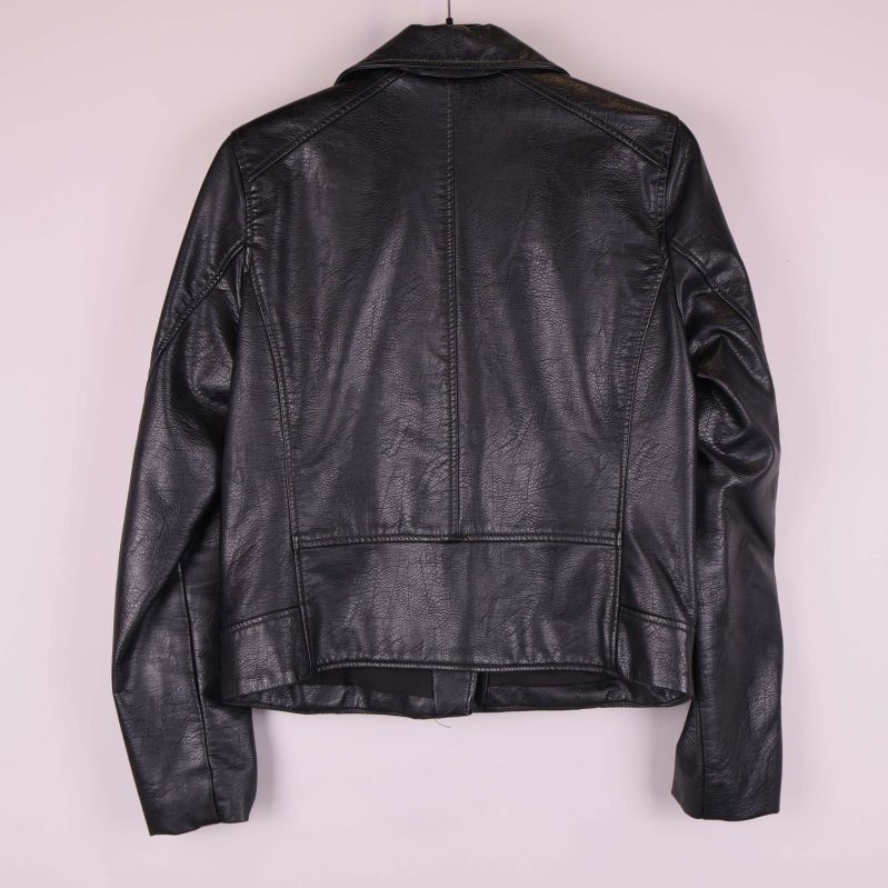 Baksida på svart skinnjacka med markerade sömmar