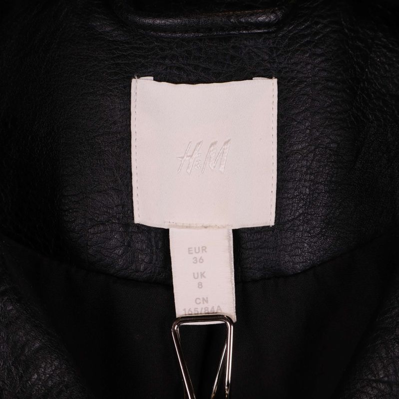 Halsmärkning med H&M-logga och storlekslapp