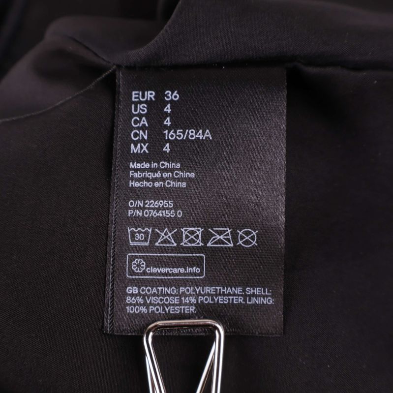 Tvätt- och materiallapp inne i svart skinnjacka