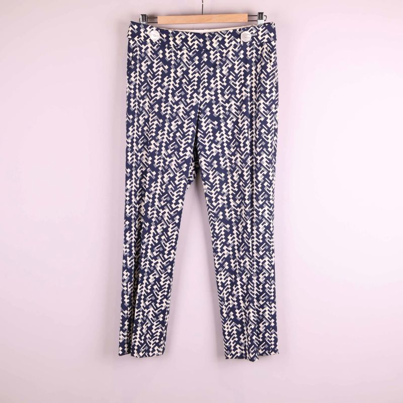 Blåvita byxor med grafiskt mönster upphängda framifrån