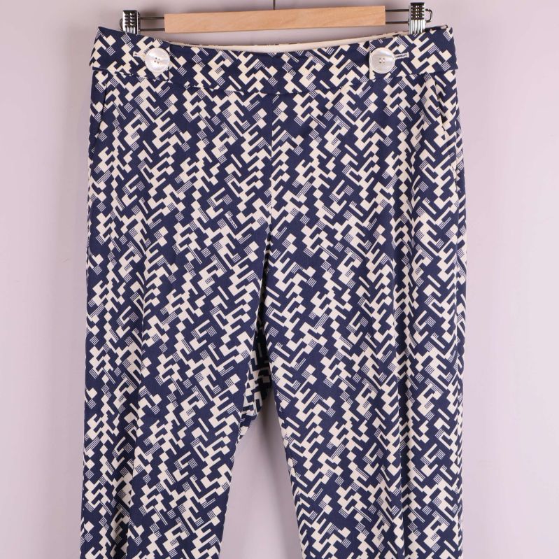 Närbild på byxornas midja framifrån med två knappar